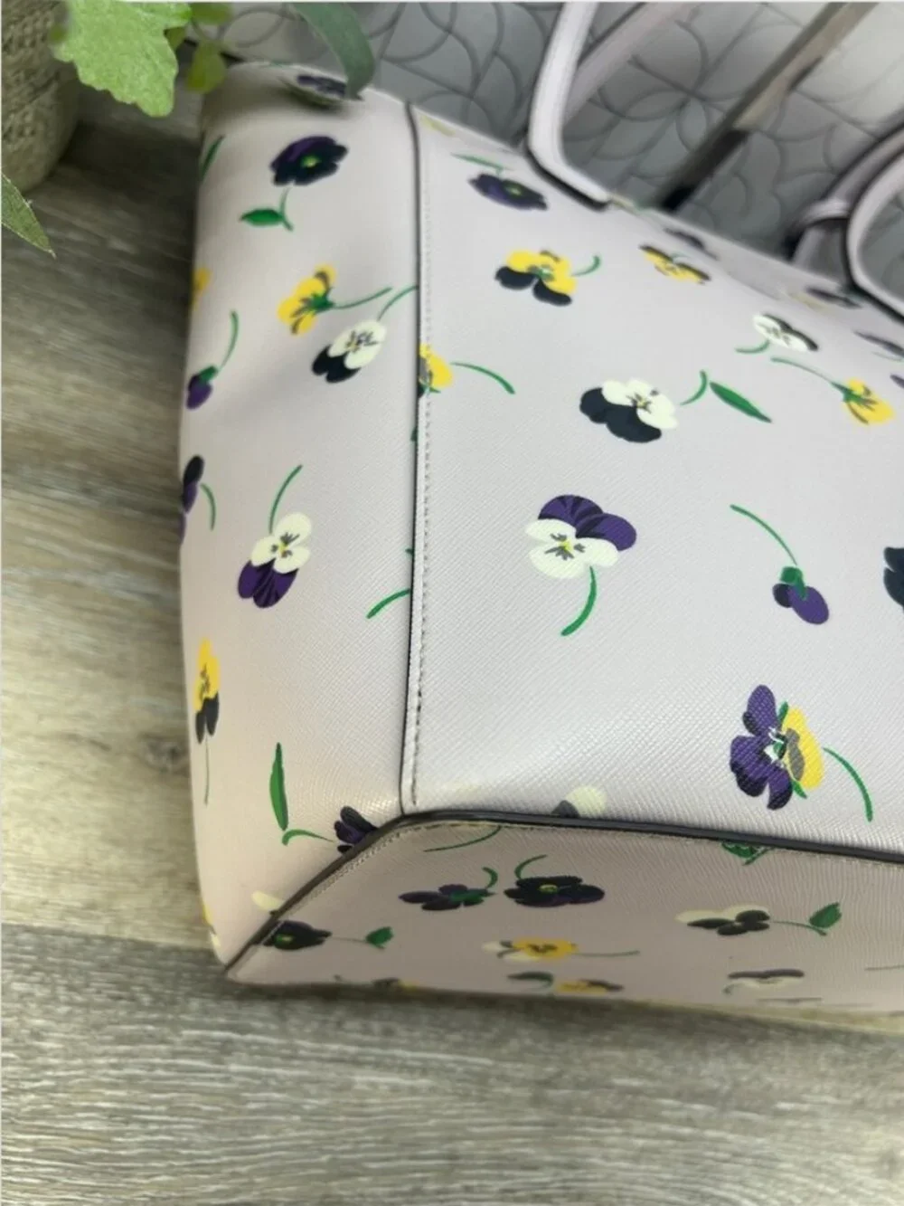 Kate Spade New York Dana Tote in the Pansy Toss Print